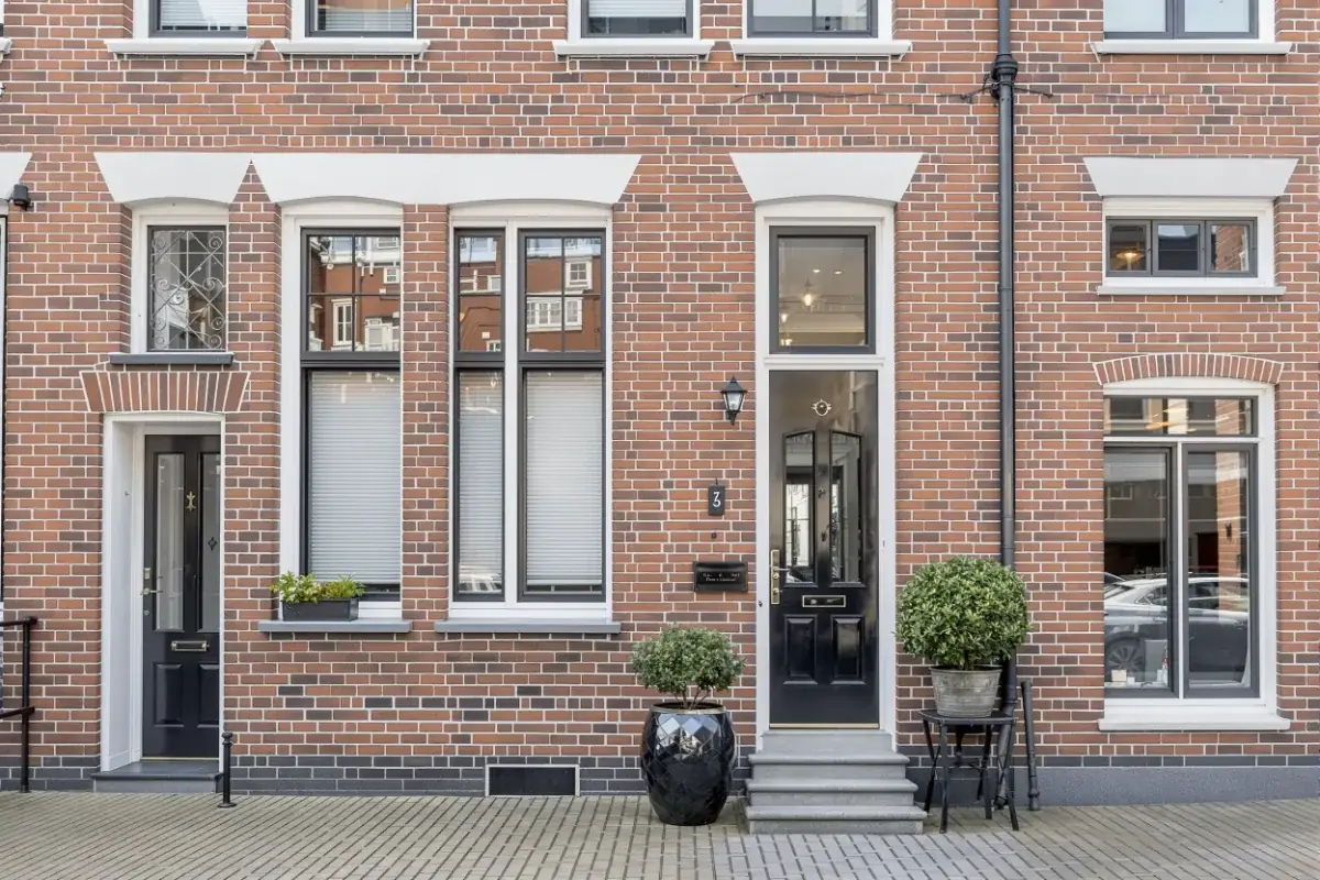 Belle maison résidentielle en Brabant wallon avec de grandes fenêtres modernes à Braine-l'Alleud